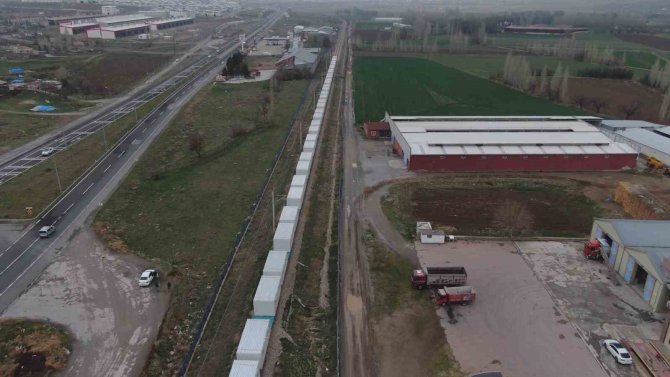 Depremzedelere Giden Yaşam Konteynerleri Kayseri’den Geçti