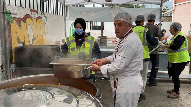 Deprem Bölgesinde Anadolu Mutfağından Her Gün 10 Bin Kişiye Sıcak Yemek