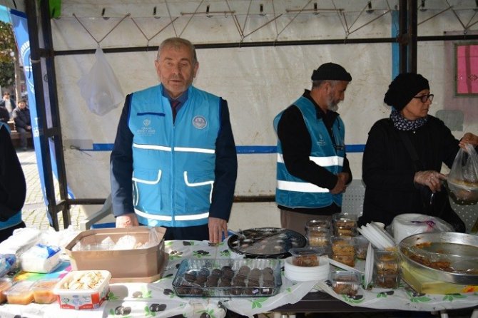 Edremit İ̇lçe Müftülüğü Depremzedeler İçin Meydanda Çadır Kurdu