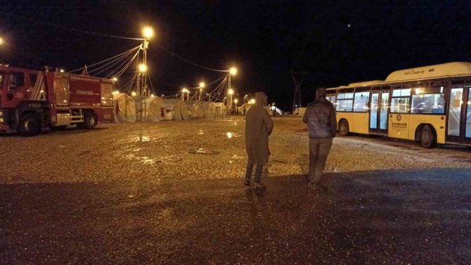 Diyarbakır’da Çadır Kentte Kalan Vatandaşlar Sağanak Nedeniyle Tahliye Edildi