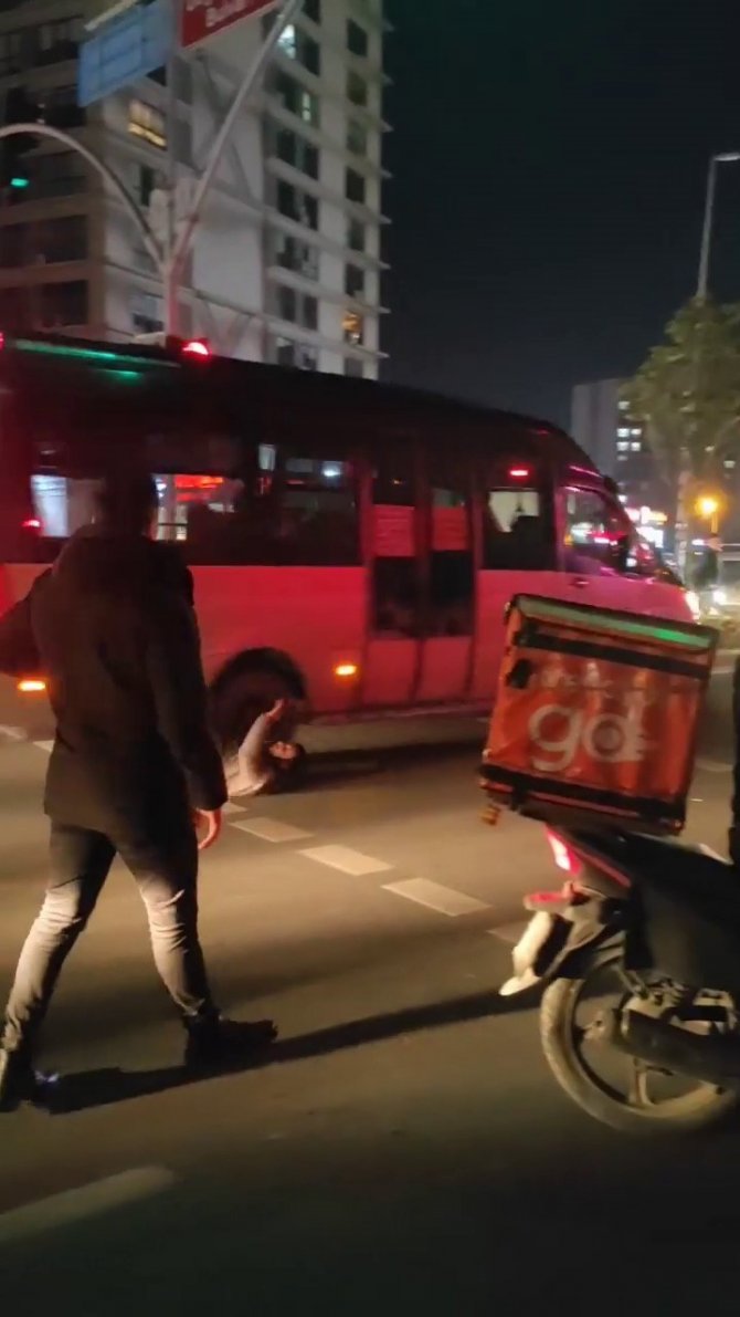 Doğan Araslı Bulvarı’nda Yol Verme Tartışmasında Ortalık Karıştı: O Anlar Kameraya Yansıdı