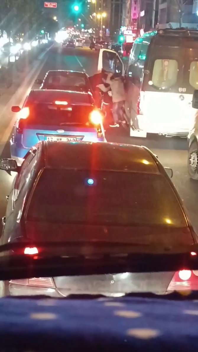 Doğan Araslı Bulvarı’nda Yol Verme Tartışmasında Ortalık Karıştı: O Anlar Kameraya Yansıdı
