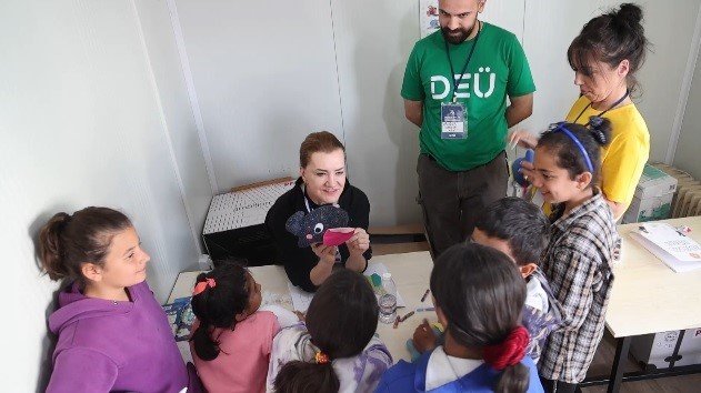 Deü’den Depremzede Çocuklara "Oyuncak Atölyesi"