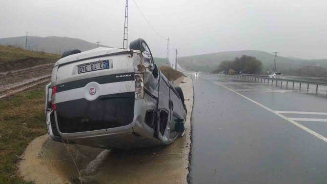 Elazığ’da Hafif Ticari Araç Takla Attı: 3 Yaralı