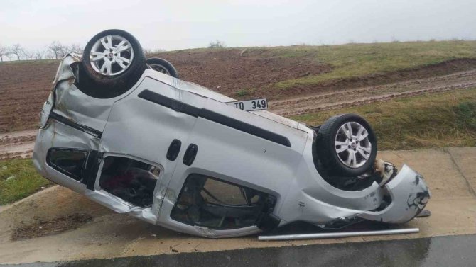 Elazığ’da Hafif Ticari Araç Takla Attı: 3 Yaralı