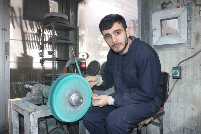 Avrupalı Kadınlardan Esinlenilerek Tasarlanan Bu Bıçak, Sapıyla Dikkat Çekmeyi Başardı