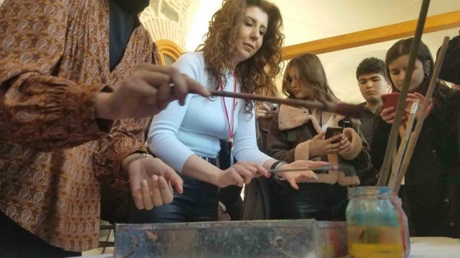 Manisa’ya Gelen Yabancı Öğrenciler, Ebru Sanatına Hayran Kaldı