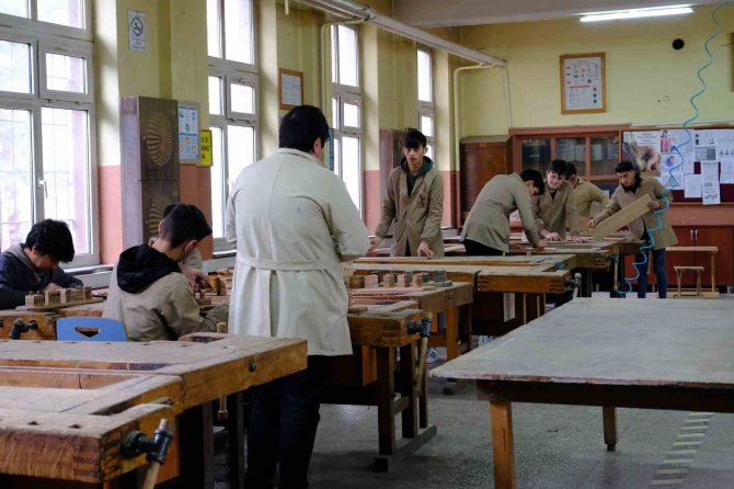 Meslek Liseliler Depremzede Çocuklar İçin Oyuncak Üretiyor