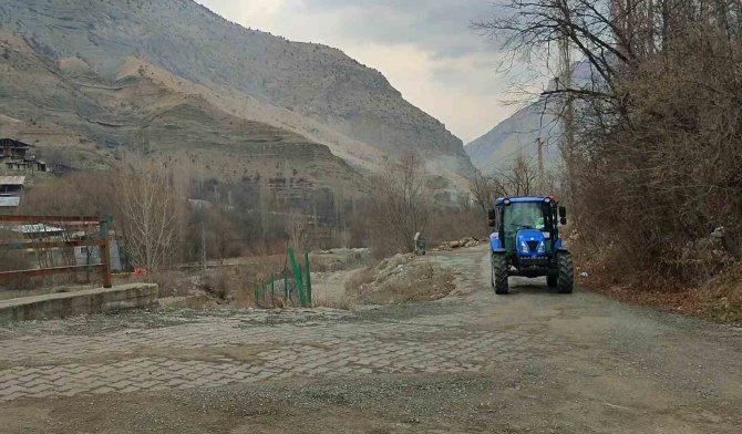 Her Yıl Yenisini Aldığı Traktörünü Tarla İçin Değil Gezmek İçin Kullanıyor