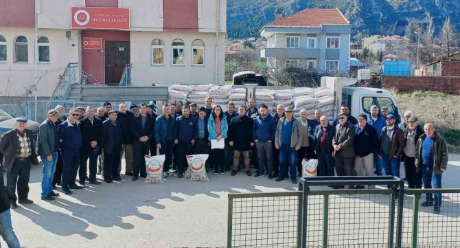 İ̇nönü’de 130 Çiftçiye Yüzde 50 Hibeli Nohut Tohum Desteği