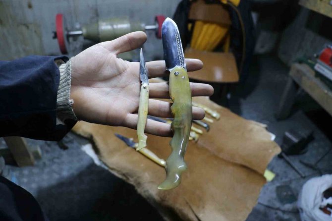 Avrupalı Kadınlardan Esinlenilerek Tasarlanan Bu Bıçak, Sapıyla Dikkat Çekmeyi Başardı