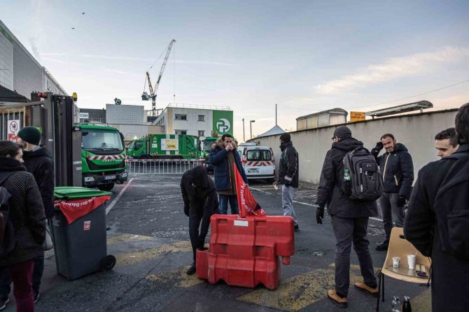 Paris Sokaklarında 6 Bin 600 Ton Çöp Birikti