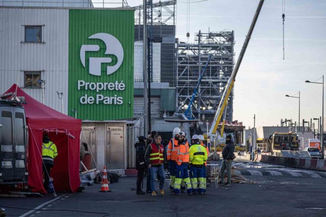 Paris Sokaklarında 6 Bin 600 Ton Çöp Birikti