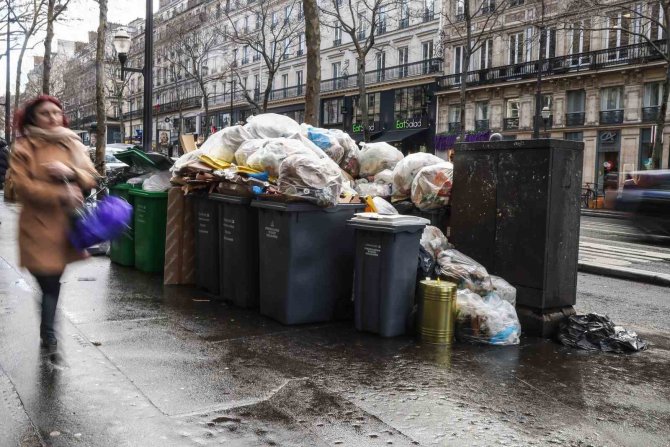Paris Sokaklarında 6 Bin 600 Ton Çöp Birikti