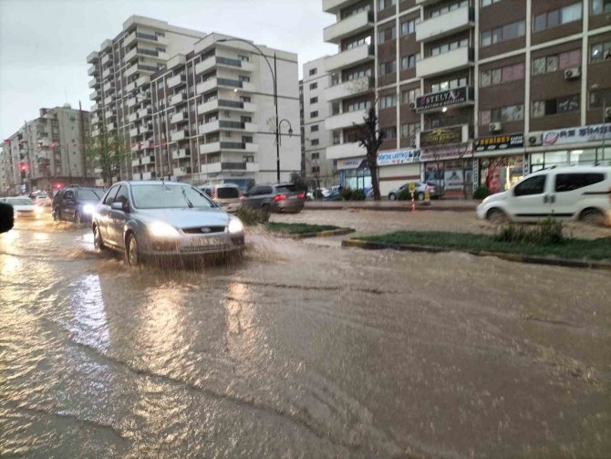 Cizre’de Sağanak Hayatı Olumsuz Etkiledi