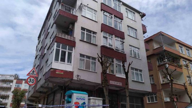 Güngören’de Balkonu Çökmek Üzere Olan Binaya Şeritli Önlem