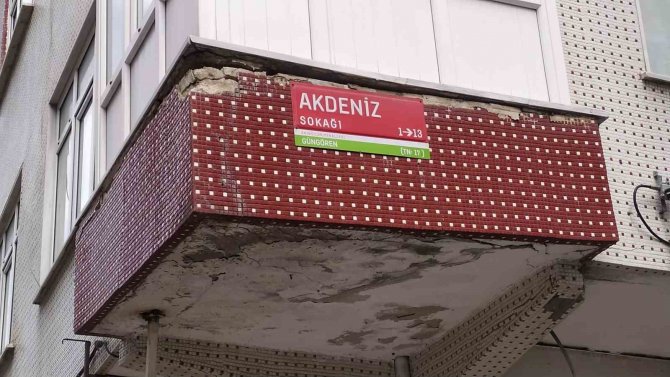 Güngören’de Balkonu Çökmek Üzere Olan Binaya Şeritli Önlem