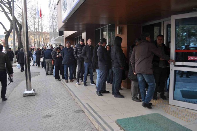 Sgk Önündeki Eyt Kuyrukları Devam Ediyor