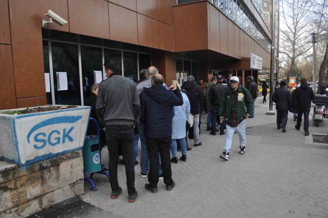 Sgk Önündeki Eyt Kuyrukları Devam Ediyor