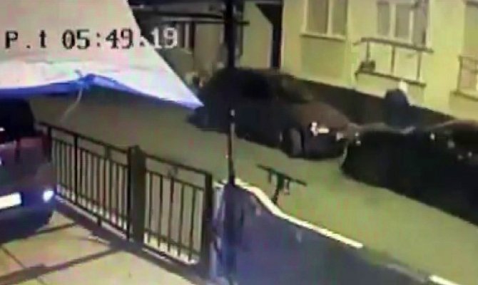 Ataşehir’de Dairenin Camına Bir Paket Yumurta Atıp Kaçtılar