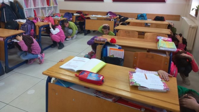 Hisarcık Cumhuriyet İ̇lkokulu’nda Deprem Tatbikatı