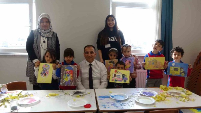 Isparta’da Depremzede Öğrenciler Kum Boyama Etkinliği Yaptı