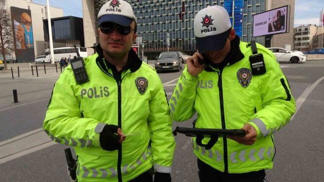 Taksim’de Helikopter Destekli "Türkiye Güven Huzur" Uygulaması