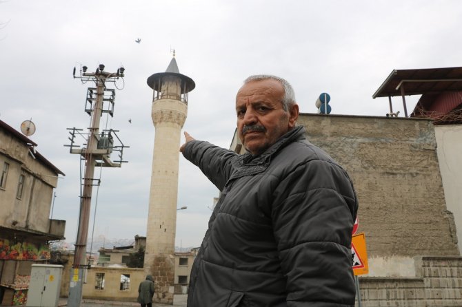 Depremde Hasar Gören Cami Minaresi Mahalleliyi Tedirgin Ediyor