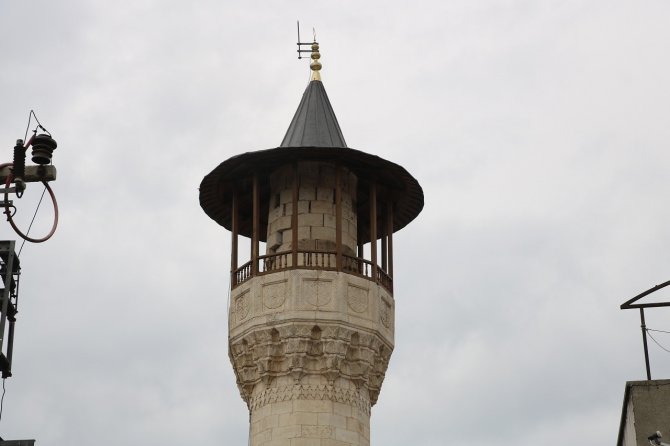 Depremde Hasar Gören Cami Minaresi Mahalleliyi Tedirgin Ediyor