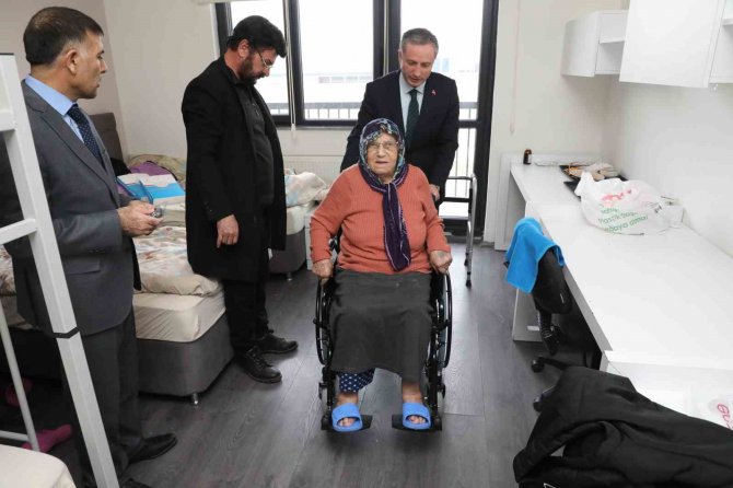 Ağrı’da Yaşlı Depremzede Kadına Tekerlekli Sandalye Verildi
