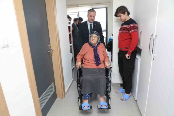 Ağrı’da Yaşlı Depremzede Kadına Tekerlekli Sandalye Verildi