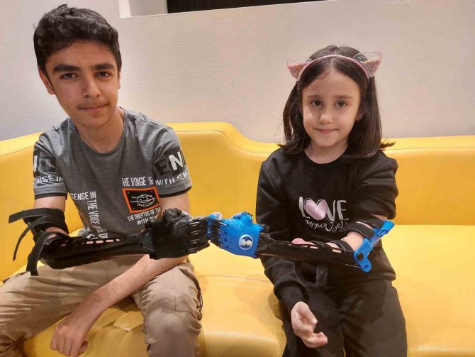 Uzuvlarını Kaybeden Depremzede Çocuklar, Robot Ellerle Hayata Bağlanacak