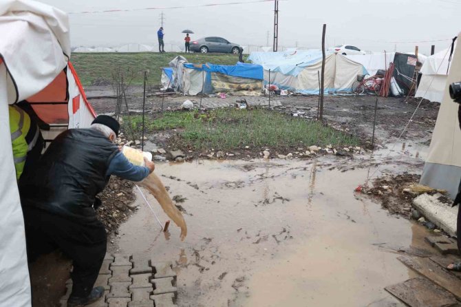 Sağanak Yağış Depremzedeleri Olumsuz Etkiledi