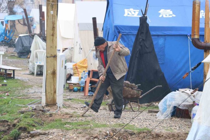 Sağanak Yağış Depremzedeleri Olumsuz Etkiledi