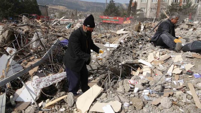 Annesi İstedi, 38 Gündür Ziynet Eşyasını Arıyor