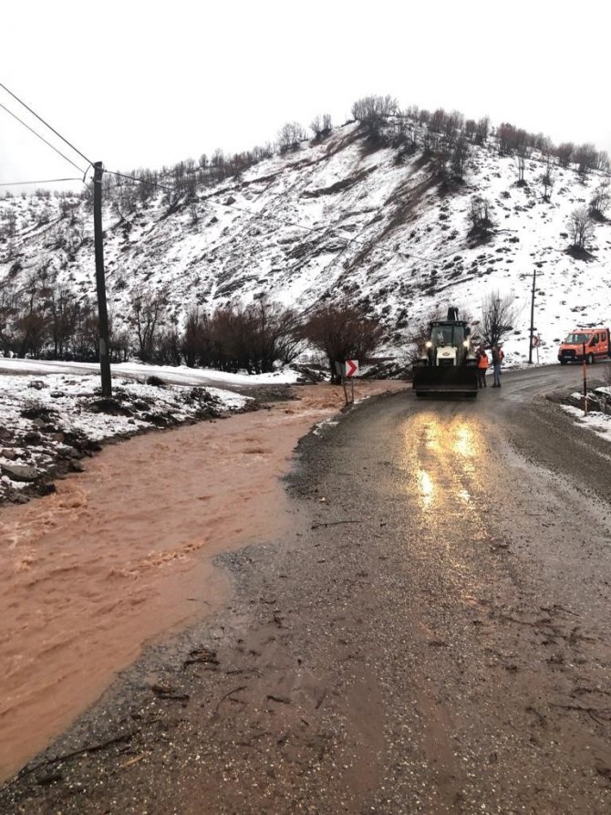 Tunceli’de Sağanak Nedeniyle Menfezler Taştı, Yollara Kaya Parçaları Düştü