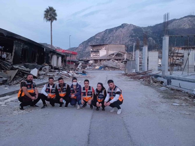 Gönüllü Olarak Gittikleri Deprem Bölgesinde Onlarca Vatandaşı Ücretsiz Tıraş Ettiler