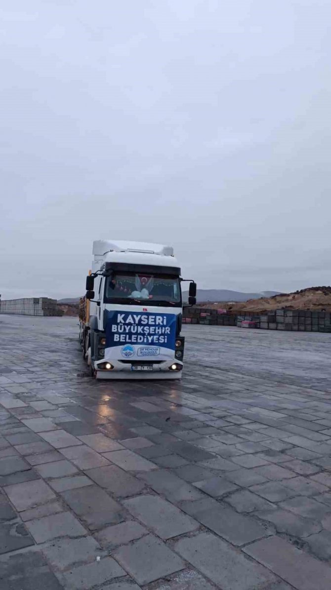 Kayseri Büyükşehir’den Malatya Darende Belediyesi’ne 3 Bin Metrekare Kilitli Parke Desteği