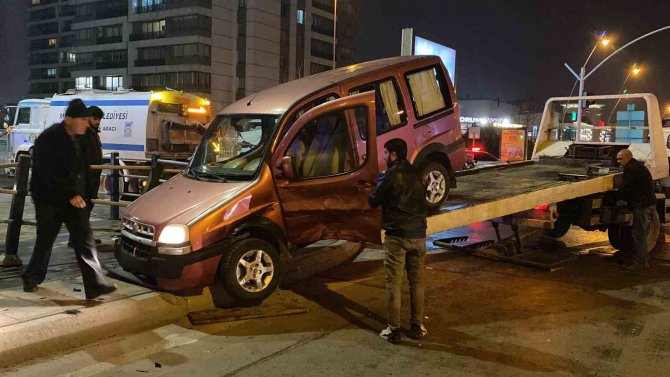 3 Otomobil Çarpıştı: 1 Yaralı