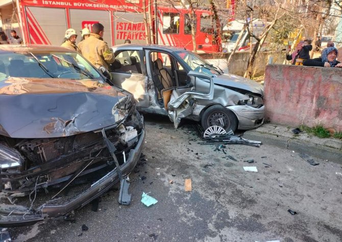 Ümraniye’de Otomobilin Çarptığı Araç Evin Bahçesine Daldı: 3 Yaralı