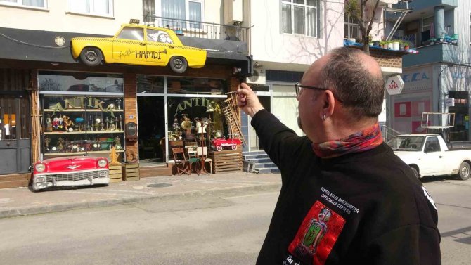 Fiyatlara Kızdı, Ortadan Kestiği Efsane Otomobili Tabela Yaptı