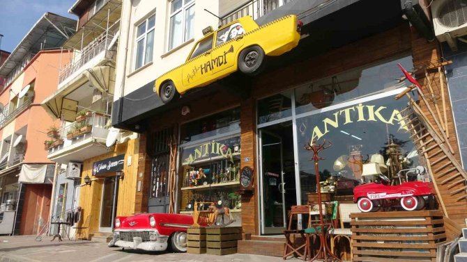 Fiyatlara Kızdı, Ortadan Kestiği Efsane Otomobili Tabela Yaptı