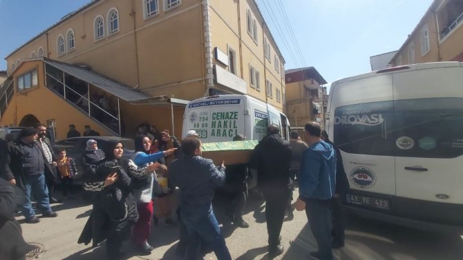 Üzerine Demir Kapı Düşen Çocuk Yaşamını Yitirdi