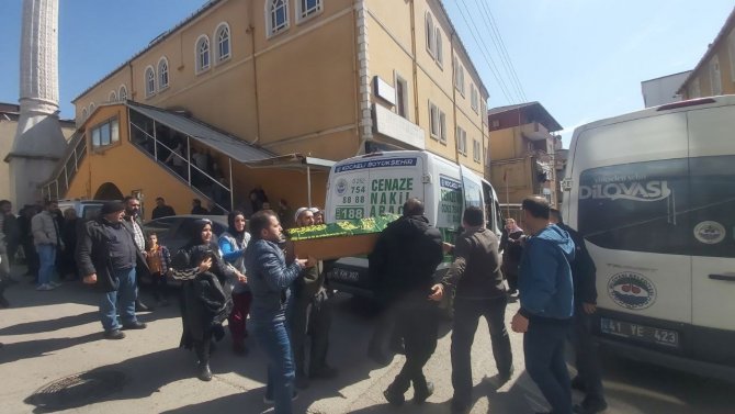 Üzerine Demir Kapı Düşen Çocuk Yaşamını Yitirdi