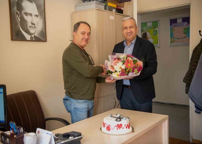 Kuşadası Belediyesi, Sağlık Çalışanlarının Gününü Kutladı