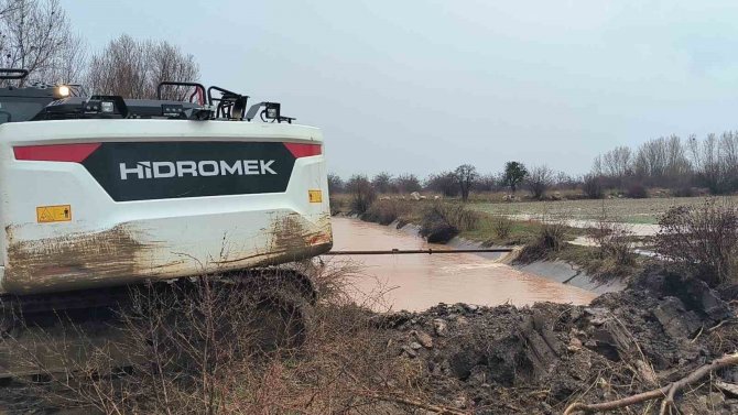 Malatya’da Su Kanalı Patladı, Mahalle Su Altında Kaldı
