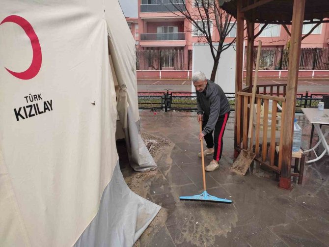 Malatya’da Çadırları Su Bastı