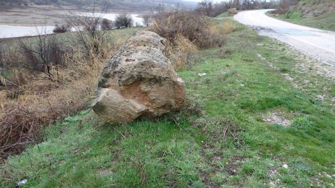 Sağanak Heyelana Neden Oldu, Yamaçlardan Dev Kayalar Yola Düştü