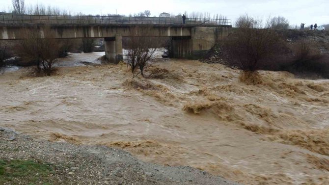 Malatya’da Sel Metrelerce Yükseklikte Dalgalar Oluşturdu