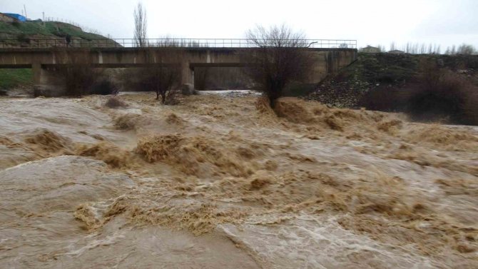Malatya’da Sel Metrelerce Yükseklikte Dalgalar Oluşturdu